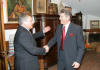 Vitor Yushchenko shakes hands with Polish President Aleksander Kwasniewski